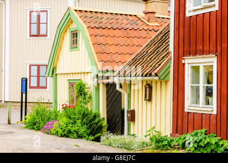 Söderköping, Schweden - 20. Juni 2016: Die alten 18. Jahrhundert Haus, jetzt genannt Lottagarden, mit feinen Blumenarrangements für die Organisationseinheit Stockfoto