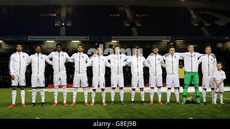 Das englische Team singt die Nationalhymne vor dem UEFA-Qualifikationsspiel zur U-21-Europameisterschaft im Amex Stadium in Brighton. DRÜCKEN Sie VERBANDSFOTO. Bilddatum: Montag, 16. November 2015. Siehe PA Geschichte FUSSBALL England U21. Bildnachweis sollte lauten: Gareth Fuller/PA Wire. Die Nutzung unterliegt FA-Beschränkungen. Kommerzielle Nutzung nur mit vorheriger schriftlicher Zustimmung des FA. Stockfoto