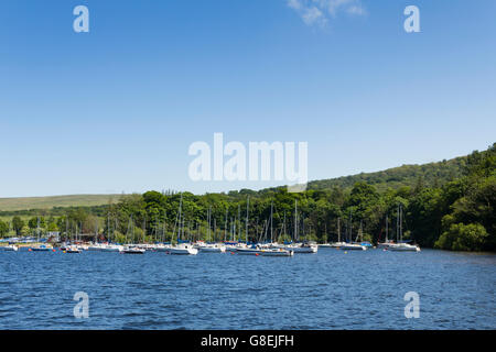 Yachten und Segelboote vor Anker im Ullswater Yacht Club an der Thwaitehill Bay, Ullswater im englischen Lake District. Stockfoto