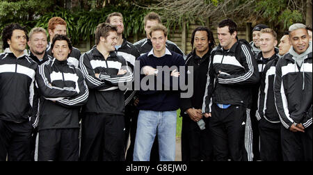 Prinz William posiert mit dem All Blacks Team während eines Besuchs in der neuseeländischen Mannschaft bei einer Trainingseinheit. Stockfoto