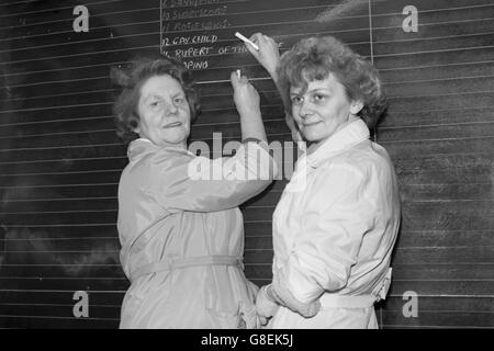 Mutter und Tochter Buchmacher - Leeds, Yorkshire Stockfoto
