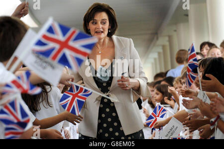 Cherie Blair, Ehefrau von Premierminister Tony Blair, trifft Schüler der Tanglin Trust School in Singapur, der größten britischen Schule auf der Insel und war Gastgeber sowohl für sie als auch für Mr. Blair anlässlich ihres 80-jährigen Bestehens. Stockfoto