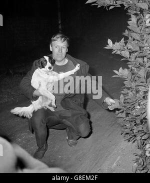 World Cup Trophy Gefunden - London. David Corbett weist auf die Stelle hin, an der sein Hund Pickles die fehlende WM unter einer Hecke auf Beulah Hill, Norwood, fand. Stockfoto