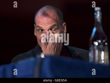 Der ehemalige griechische Finanzminister Yanis Varoufakis spricht während der Konferenz Building the Fight Against Austerity, die von der Trade Union Coordinating Group organisiert wurde, in der Methodist Central Hall im Zentrum von London. Stockfoto