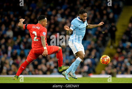 Raheem Sterling (rechts) von Manchester City und Nathaniel Clyne von Liverpool kämpfen im Barclays Premier League-Spiel im Etihad Stadium in Manchester gegen den Ball. Stockfoto