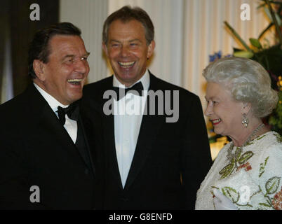 Königin Elizabeth II. Teilt einen Witz mit Bundeskanzler Gerhard Schroder (links) und Premierminister Tony Blair. Stockfoto