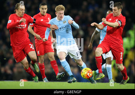 Liverpools Lucas Leiva (links) und James Milner (rechts) fordern den Manchester City-Gegner Kevin De Bruyne während des Spiels der Barclays Premier League im Etihad Stadium in Manchester heraus. Stockfoto