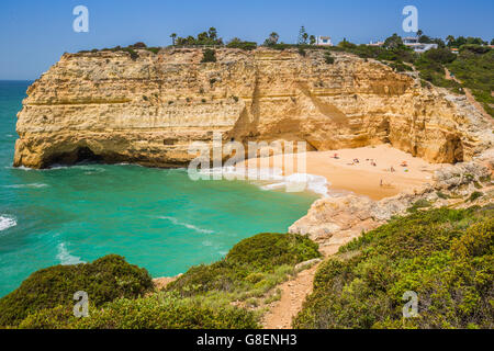 Ein Blick auf Strand von Benagil Fischerdorf an der Küste von Portugal Stockfoto