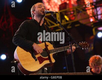 Live 8 Konzert - The Final Push - Murrayfield Stadium. Fran Healy von Travis spielt auf der Bühne. Stockfoto