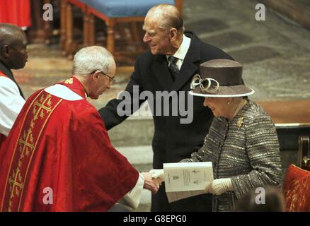 Königin Elizabeth II. Und der Herzog von Edinburgh werden vom Erzbischof von Canterbury, dem Hochwürdigsten Justin Welby und dem Erzbischof von York, Dr. John Sentamu, begrüßt, während sie am Gottesdienst zur Einweihung der zehnten Generalsynode in Westminister Abbey im Zentrum von London teilnehmen. Stockfoto