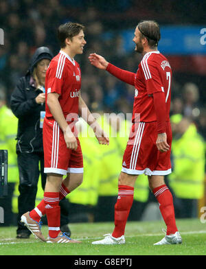 Großbritannien und Irland gegen den Rest der Welt - UNICEF Charity Match - Old Trafford. Großbritannien und Irlands Kapitän David Beckham (rechts) wird durch seinen Sohn Brooklyn Beckham ersetzt. Stockfoto