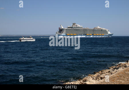 Mega-Kreuzfahrtschiff "Harmony of the Seas" (362 m, 6410 Passagiere 2100 Mannschaft trat Dienst im Jahr 2016) - Royal Caribbean Stockfoto