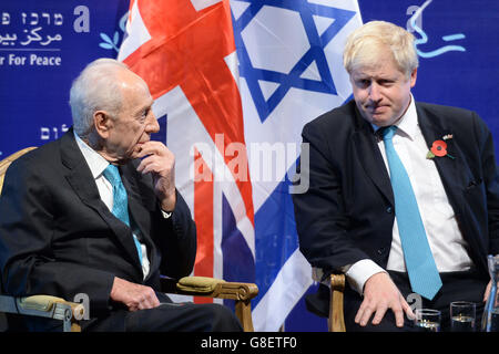 Der Bürgermeister von London Boris Johnson (rechts) trifft sich mit dem ehemaligen israelischen Ministerpräsidenten Shimon Peres in seinem Büro in Tel Aviv, Israel, zu Beginn eines viertägigen Handelsbesuchs in der Region. Stockfoto