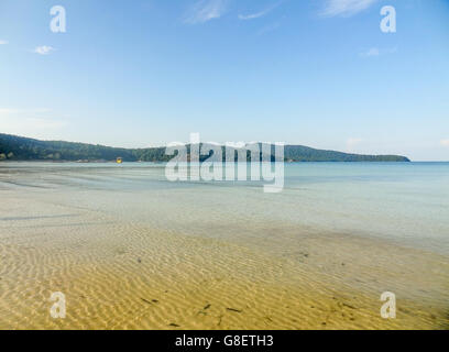 sonnigen Küstenlandschaft rund um eine Insel namens Koh Rong Samloem befindet sich in Kambodscha Stockfoto