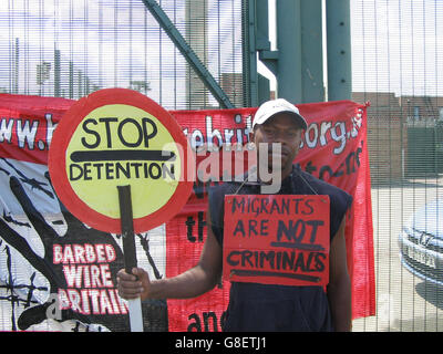 Die Asylsuchende Anicet Mayela, 32, eine ehemalige Studentin der Wirtschaftswissenschaften aus der Republik Kongo, im Gefängnis Campsfield House, vor den Toren von Kidlington, in der Nähe von Oxford. Die Demonstranten versammelten sich zur Unterstützung der Hungerstreikenden gescheiterten Asylbewerber, die vor der Abschiebung aus Großbritannien in Haft gehalten wurden. Rund 20 Menschen versammelten sich an den Fronttoren des Campsfield House zu einer friedlichen Demonstration. Protest folgte dem Tod, indem er in der Mitte eines türkischen Mannes hing. Stockfoto