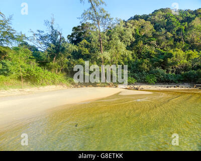 Sonnenstrand-Landschaft um eine Insel namens Koh Rong Samloem befindet sich in Kambodscha Stockfoto