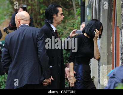 Der Musiker Nick Cave trifft mit seiner Frau Susie Bick am Coroners Court in Brighton, Sussex, ein, um den Tod ihres Sohnes Arthur zu suchen. Stockfoto