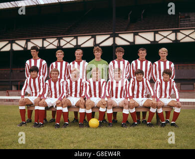 Sunderland AFC Team-Gruppe für die Saison 1969/70. (Hintere Reihe l-r) Richard Pitt, Colin Sym, Gordon Harris, Jim Montgomery, Len Ashcroft, Martin Harvey und Brian Heslop. (Vorne l-r) Billy Hughes, Dennis Tueart, Calvin Palmer, Colin Todd, Joe Baker, Ian Porterfield und Bobby Kerr. Stockfoto