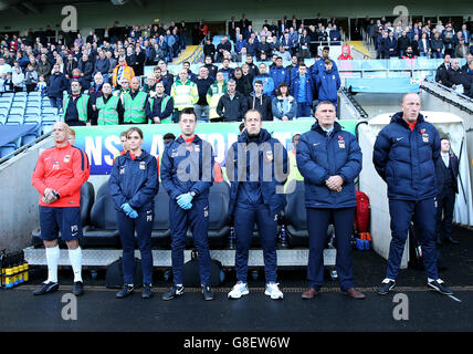 Fußball - Emirates FA Cup - erste Runde - Coventry City / Northampton Town - Ricoh Arena. Die Bank von Coventry City während einer Schweigeminute Stockfoto