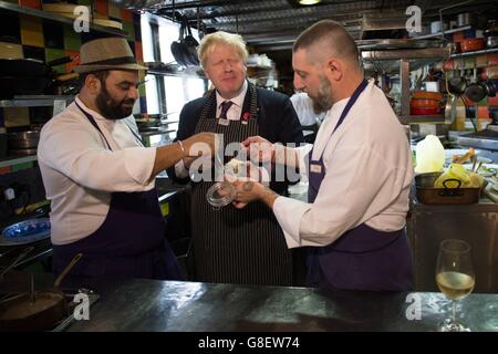 Der Bürgermeister von London, Boris Johnson, trifft die Köche Assaf Granit (rechts) und Uri Navon in ihrem Restaurant MachneYuda während seines Besuchs auf dem Mahane Yehuda Markt in Jerusalem, Israel, am zweiten Tag eines viertägigen Handelsbesuchs in der Region. Stockfoto