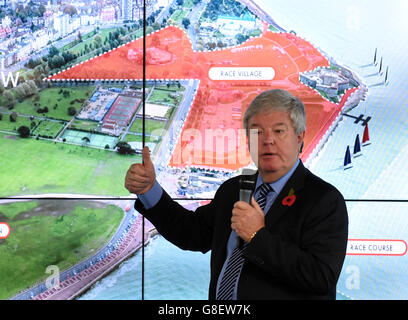 Sir Keith Mills, der Land Rover BAR Director und Chairman der Louis Vuitton America's Cup World Series in Portsmouth, während einer Medienbesprechung im Land Rover BAR Headquarter in Portsmouth. Stockfoto