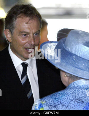 Premierminister Tony Blair spricht mit Königin Elizabeth II an Bord des britischen Flugzeugträgers HMS Invincible. Stockfoto