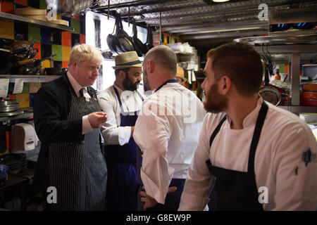 Der Bürgermeister von London Boris Johnson trifft die Köche Assaf Granit (2. Rechts) und Uri Navon (2. Links) in ihrem Restaurant MachneYuda während seines Besuchs auf dem Mahane Yehuda Markt in Jerusalem, Israel, am zweiten Tag eines viertägigen Handelsbesuchs in der Region. Stockfoto