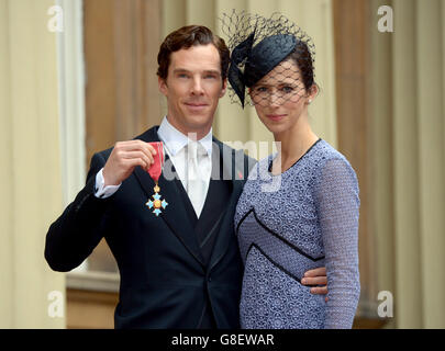 Schauspieler Benedict Cumberbatch mit seiner Frau Sophie Hunter, nachdem er den CBE (Commander of the Order of the British Empire) von Königin Elizabeth II. Bei einer Investiturzeremonie im Buckingham Palace empfangen hatte. Stockfoto