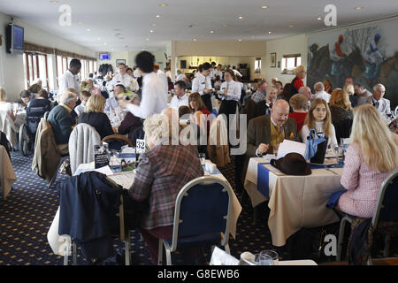 Pferderennen Sie - Dachs Ales Tag - Wincanton Rennbahn Stockfoto