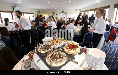 Pferderennen - Badger Ales Day - Wincanton Racecourse. Eine allgemeine Ansicht einer Bar auf der Rennbahn Wincanton. Stockfoto