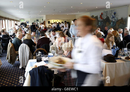 Pferderennen - Badger Ales Day - Wincanton Racecourse. Eine allgemeine Ansicht einer Bar auf der Rennbahn Wincanton. Stockfoto