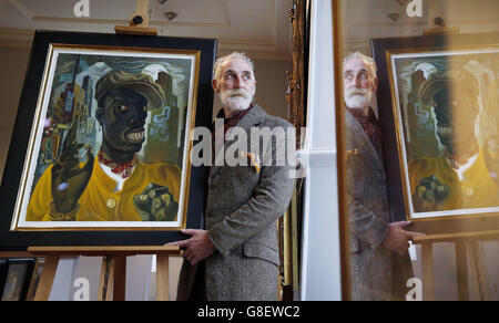 Der Künstler und Dramatiker John Byrne mit seiner Arbeit „West of 8th“, die er während einer Fotoanstellung bei den Auktionatoren von Lyon &amp; Turnbull in Edinburgh gespendet hat, um Geld für den Teapot Trust zu sammeln. Stockfoto