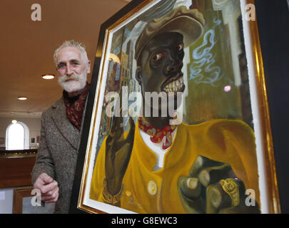 Künstler und Dramatiker John Byrne mit seiner Arbeit "West of 8th", die er gespendet hat, um Geld für den Teapot Trust zu sammeln, während einer Fotozelle bei Lyon & Turnbull Auktionatoren in Edinburgh. Stockfoto