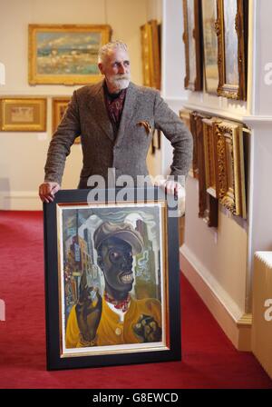 Künstler und Dramatiker John Byrne mit seiner Arbeit "West of 8th", die er gespendet hat, um Geld für den Teapot Trust zu sammeln, während einer Fotozelle bei Lyon & Turnbull Auktionatoren in Edinburgh. Stockfoto