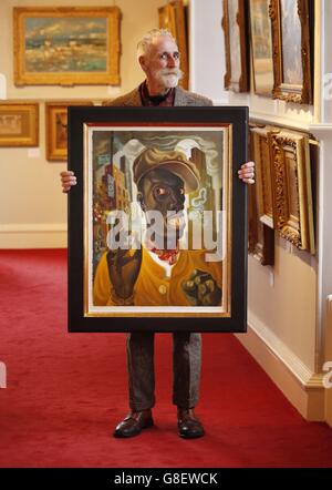 Künstler und Dramatiker John Byrne mit seiner Arbeit "West of 8th", die er gespendet hat, um Geld für den Teapot Trust zu sammeln, während einer Fotozelle bei Lyon & Turnbull Auktionatoren in Edinburgh. Stockfoto