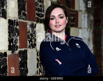 Die britische Jennifer McIntosh, die während der Ankündigung des britischen Teams der Olympischen Vereinigung im Bisham Abbey National Sports Center in den Positionen 3 des 50-m-Gewehr der Frauen an den Start geht. Stockfoto