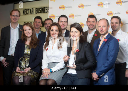 (Von links nach rechts) die Preisträger Luke Barlow, Netduma Ltd, Rebecca Bright, Therapy Box, Steve Baker, Ventia Ltd, Darren Kempson, Jigsaw School Apps, Lewis Howard, C & J Heating and Plumbing Ltd und Beatrice de Montille, Merci Maman, feiern ihre Auszeichnungen mit Sarah Willingham von Dragons' Den (Mitte links), Allan Dickson, Director of Commercial im Dulux Decorating Center (3. Rechts), Adam Collett, Marketing Director bei Brakes (2. Rechts) und will Shuckburgh, Nectar Managing Director (ganz rechts) beim Round Table Event der Nectar Business Small Business Awards 2015 in London. Stockfoto