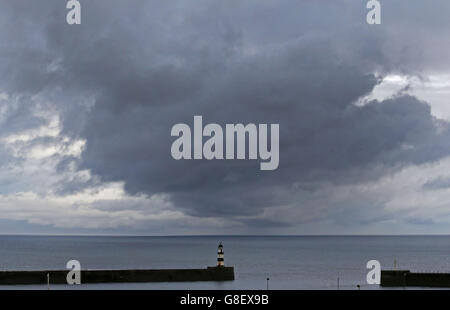 Sturmwolken Rollen über der Nordsee am Seaham Lighthouse in der Grafschaft Durham. Stockfoto