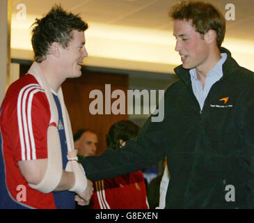 Prinz William spricht mit britischen und irischen Löwen Brian O'Driscoll, als er die Lions-Mannschaft an seinem ersten Tag seiner Reise nach Neuseeland in ihrem Hotel in Wellington traf. Das Zentrum, das jetzt als Lions-Kapitän durch Gareth Thomas ersetzt wurde, erlitt eine versetzte Schulter, als ihm zwei All Blacks beim ersten Testspiel kopfüber in den Rasen kippten. Stockfoto