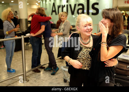 Die britische Filmemacherin Becky Prosser, 31, die wegen Verstoßes gegen die Einwanderungsgesetze in Indonesien inhaftiert war, umarmt ihre Mutter Carmel Prosser, als sie am Flughafen Heathrow ankommt. Stockfoto