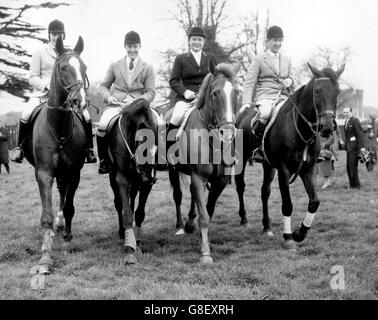 Im Schloss Arundel, Sussex, sind vier der sieben Reiter zu sehen, die Einladungen der British Show Jumping Association angenommen haben, um sich für die Pferdesport-Veranstaltungen bei den Olympischen Spielen, die später im Jahr in Rom stattfinden, zu trainieren. (l-r) Miss Ann Townsend, 19, aus South Farm, Southrop, Lechlade, Gloucestershire, über 'Bandit IV', David Barker, 24, aus Bilbrough Grange, Yorkshire, über 'Franco', Miss Pat Smythe, 31, aus Stroud, Gloucester, über 'Flanagan' und David Broome, 19, aus Chepstow, Monmouthshire III, über 'Wildfire'. Stockfoto