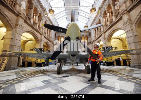 Eine Mark 21 Spitfire, die seit mehr als einem Jahrzehnt in der Kelvingrove Art Gallery and Museum in Glasgow zu sehen ist, wird auf den Boden gesenkt, um eine Reihe von Sicherheits- und Konservierungskontrollen durchzuführen. Stockfoto