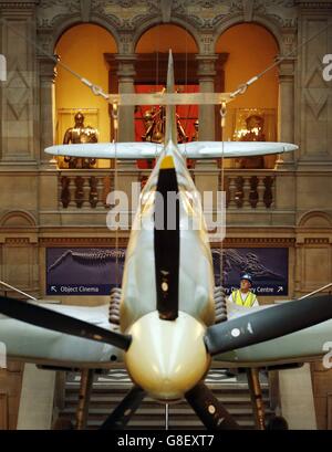 Eine Mark 21 Spitfire, die seit mehr als einem Jahrzehnt in der Kelvingrove Art Gallery and Museum in Glasgow zu sehen ist, wird auf den Boden gesenkt, um eine Reihe von Sicherheits- und Konservierungskontrollen durchzuführen. Stockfoto