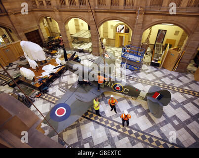 Eine Mark 21 Spitfire, die seit mehr als einem Jahrzehnt in der Kelvingrove Art Gallery and Museum in Glasgow zu sehen ist, wird auf den Boden gesenkt, um eine Reihe von Sicherheits- und Konservierungskontrollen durchzuführen. Stockfoto