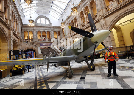 Eine Mark 21 Spitfire, die seit mehr als einem Jahrzehnt in der Kelvingrove Art Gallery and Museum in Glasgow zu sehen ist, wird auf den Boden gesenkt, um eine Reihe von Sicherheits- und Konservierungskontrollen durchzuführen. Stockfoto