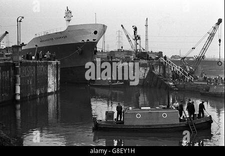 Der 12,000-Tonnen-Manchester Courage, mit einem der schwer beschädigten Tore auf der rechten Seite. Das computergesteuerte Schiff rammte die Tore, als es auf seinem Weg den Kanal nach Montreal hinunter nur noch zum zweiten Mal seit seinem Start im September letzten Jahres war. Bei dem Unfall wurden 17 weitere Schiffe in den Docks von Manchester eingeschlossen. Stockfoto