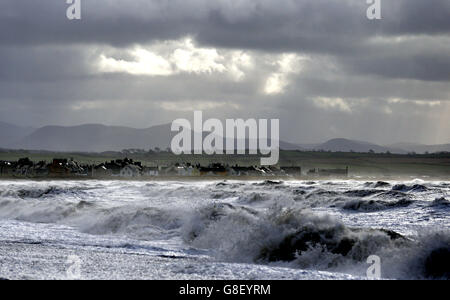 Sonnenwellen brechen durch die Wolken über dem Dorf Allonby in Cumbria, als das Ende des Sturms Abigail die Küste trifft. Stockfoto