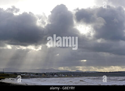 Sonnenwellen brechen durch die Wolken über dem Dorf Allonby in Cumbria, als das Ende des Sturms Abigail die Küste trifft. Stockfoto