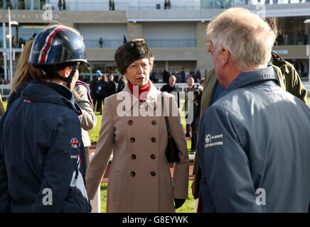 Prinzessin Anne begrüßt die Mitglieder des Teams, das in Cheltenham auftrat, nachdem sie am ersten Tag der Open auf der Pferderennbahn Cheltenham in Cheltenham die Princess Royal Tribüne offiziell eröffnet hatte. DRÜCKEN SIE VERBANDSFOTO. Bilddatum: Freitag, 13. November 2015. Siehe PA Story RACING Cheltenham. Bildnachweis sollte lauten: Tim Goode/PA Wire. Stockfoto