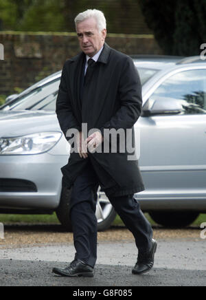 Schattenkanzler John McDonnell nimmt an der Beerdigung des ehemaligen Labour-Abgeordneten Michael Meacher in der St. Mary's Church in Wimbledon, London, Teil. Stockfoto